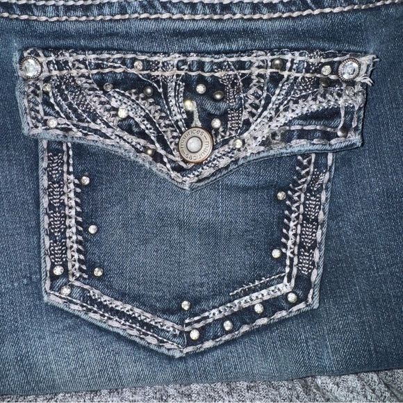 Maurices Women's 9/10 Short Blue Bootcut Low Rise Faded Rhinestones Denim - Picture 1 of 7